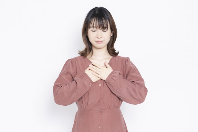 自閉症からくるパニックを、胸に手を当てながら落ち着かせている様子
