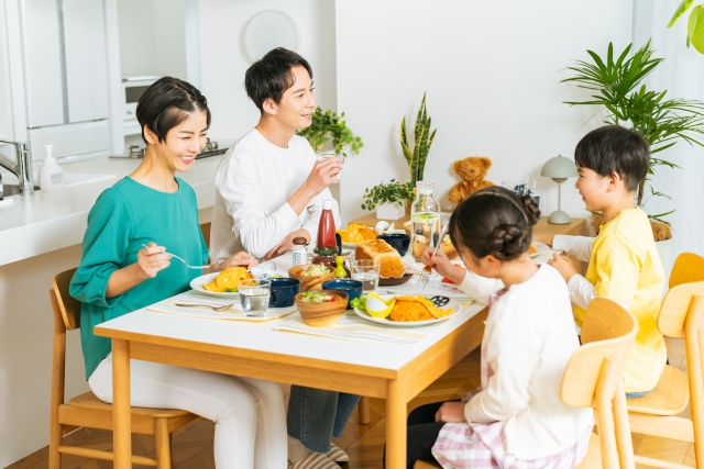 偏食っ子のために日々レシピを考えることに奮闘する家族が、楽しく食卓を囲んでいる様子