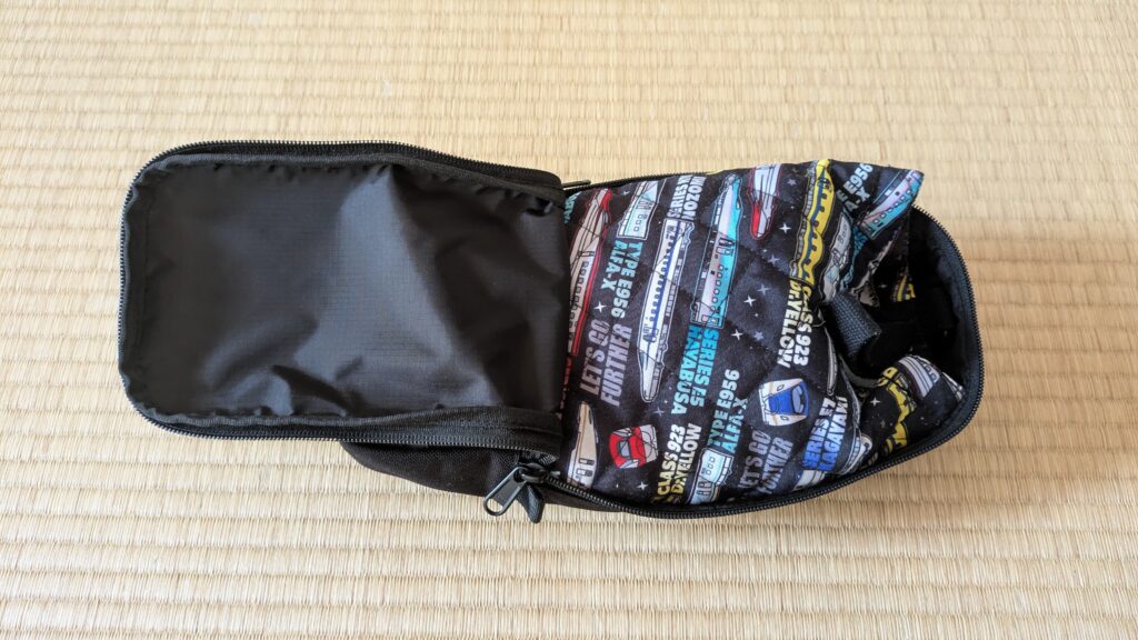 エルゴランセルの拡張ポーチに、上履きと上履き袋を収納した写真