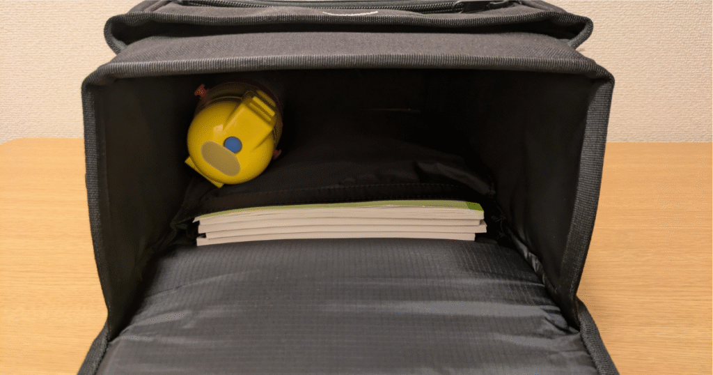 エルゴランセルにA4ノート4冊と水筒を収納した写真