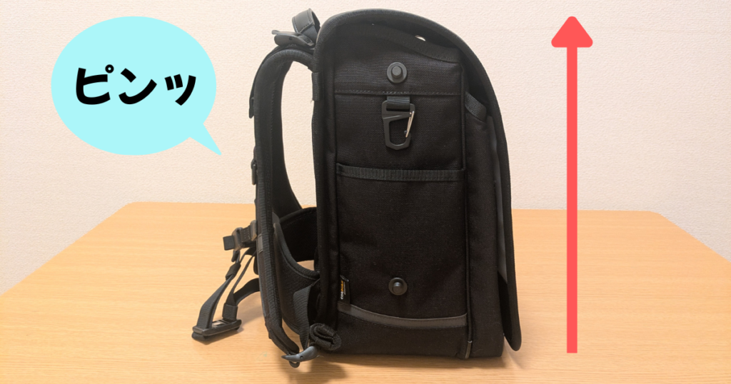 エルゴランセルはリュック型なのに、しっかりと自立してへたらないことを示した写真